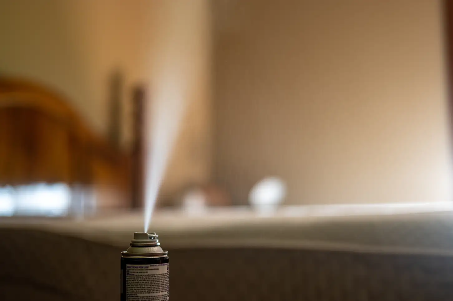 Domowe sposoby na pluskwy - użycie sprayu owadobójczego, który jest mitem i nieskuteczną metodą zwalczania insektów