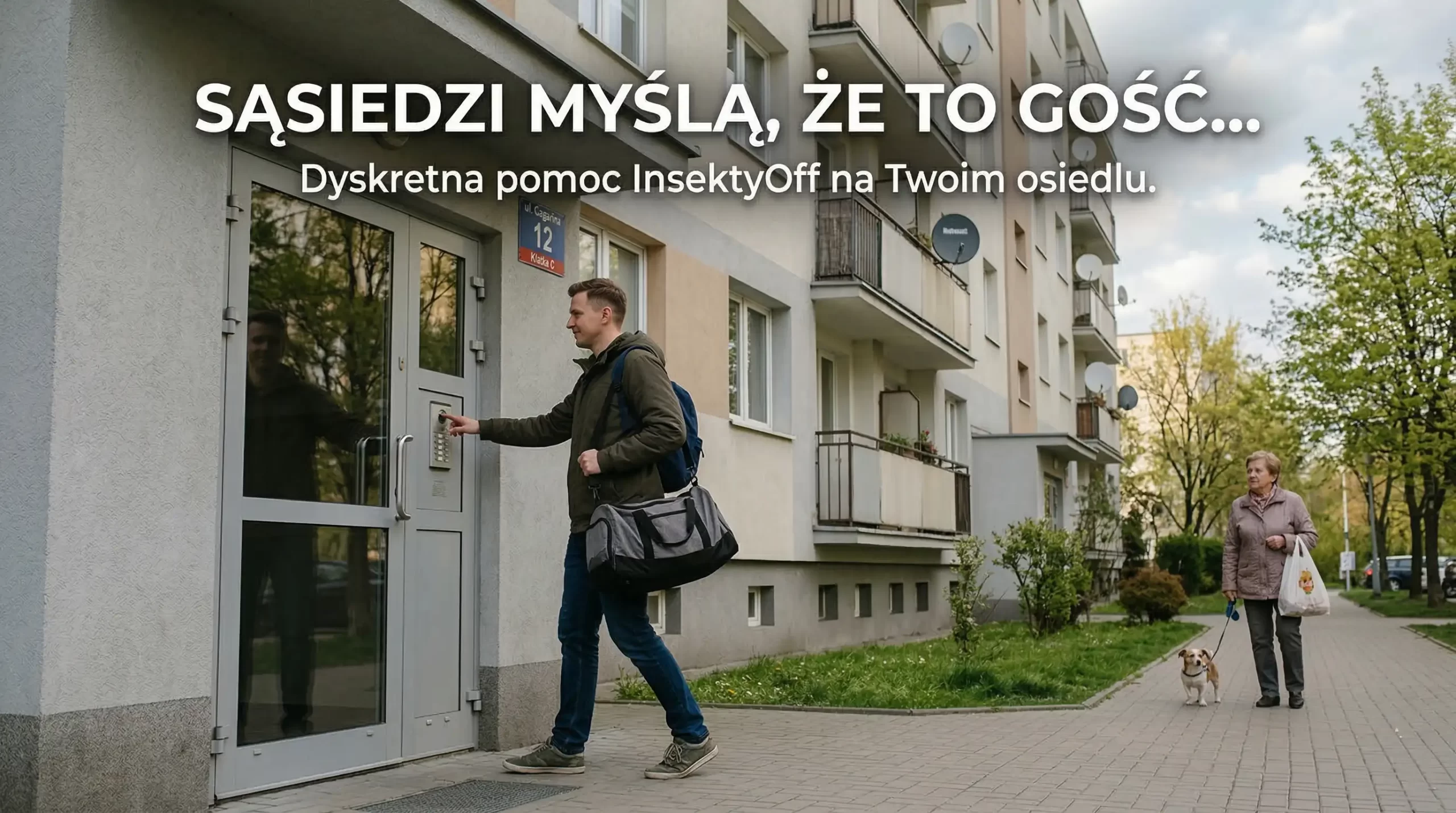 Pracownik firmy DDD InsektyOff z torbą sportową korzysta z domofonu przed blokiem, wyglądając jak zwykły gość, a nie technik Dezynsekcji