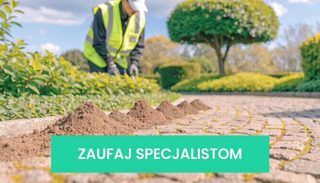 Pracownik w kamizelce odblaskowej wykonujący prace ogrodowe na ścieżce z kostki brukowej przy kopcach ziemi.