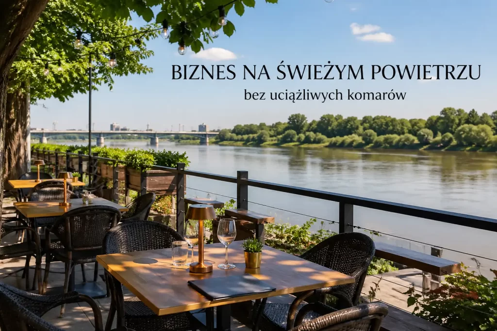 Stoliki w restauracji na świeżym powietrzu z widokiem na morze, zachęcające do biznesu bez uciążliwych komarów.