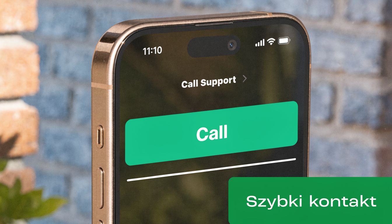 Zbliżenie na ekran nowoczesnego smartfona z wyświetlonym przyciskiem połączenia telefonicznego, sugerującym szybką możliwość kontaktu z pomocą techniczną.