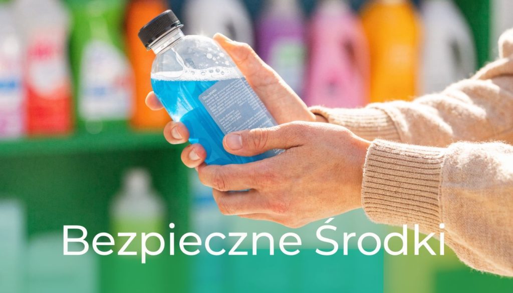 Dłonie trzymające butelkę z niebieskim płynem czyszczącym na tle półek z różnymi detergentami w sklepie.
