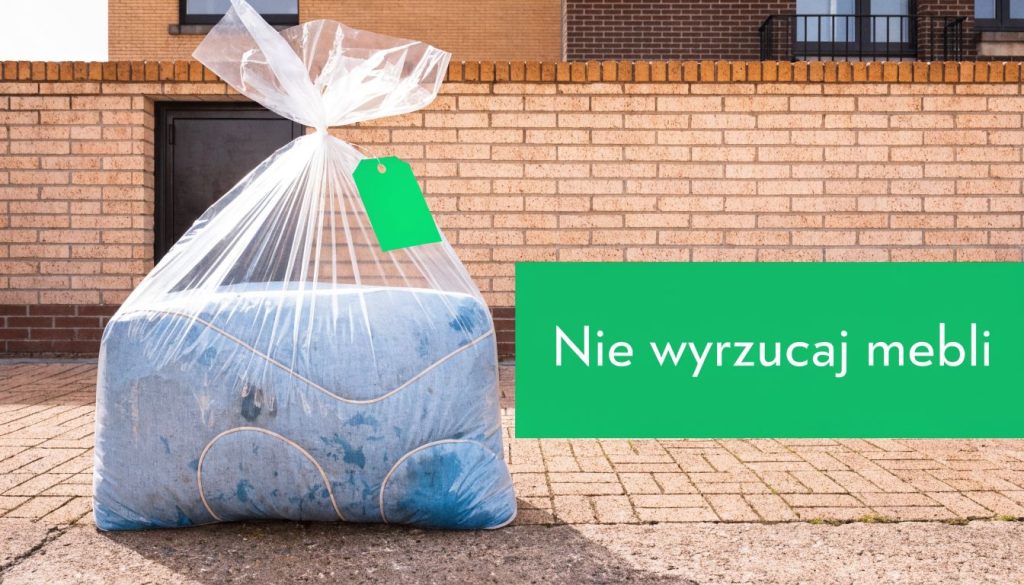 Stary materac zapakowany w przezroczysty worek foliowy stojący na chodniku pod ceglanym murem z informacją o utylizacji mebli.